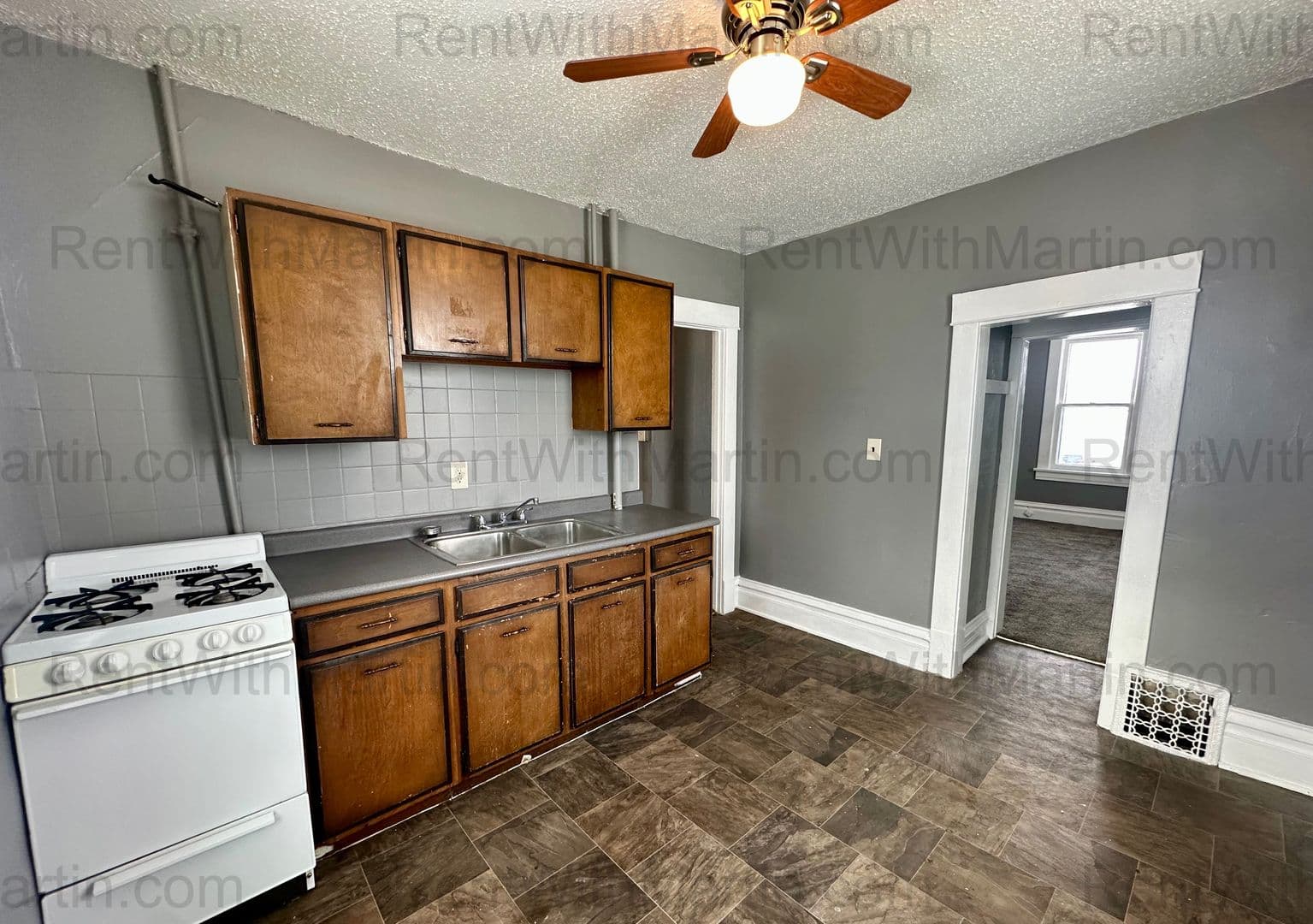 Waterloo Apartment: 910 Mulberry St