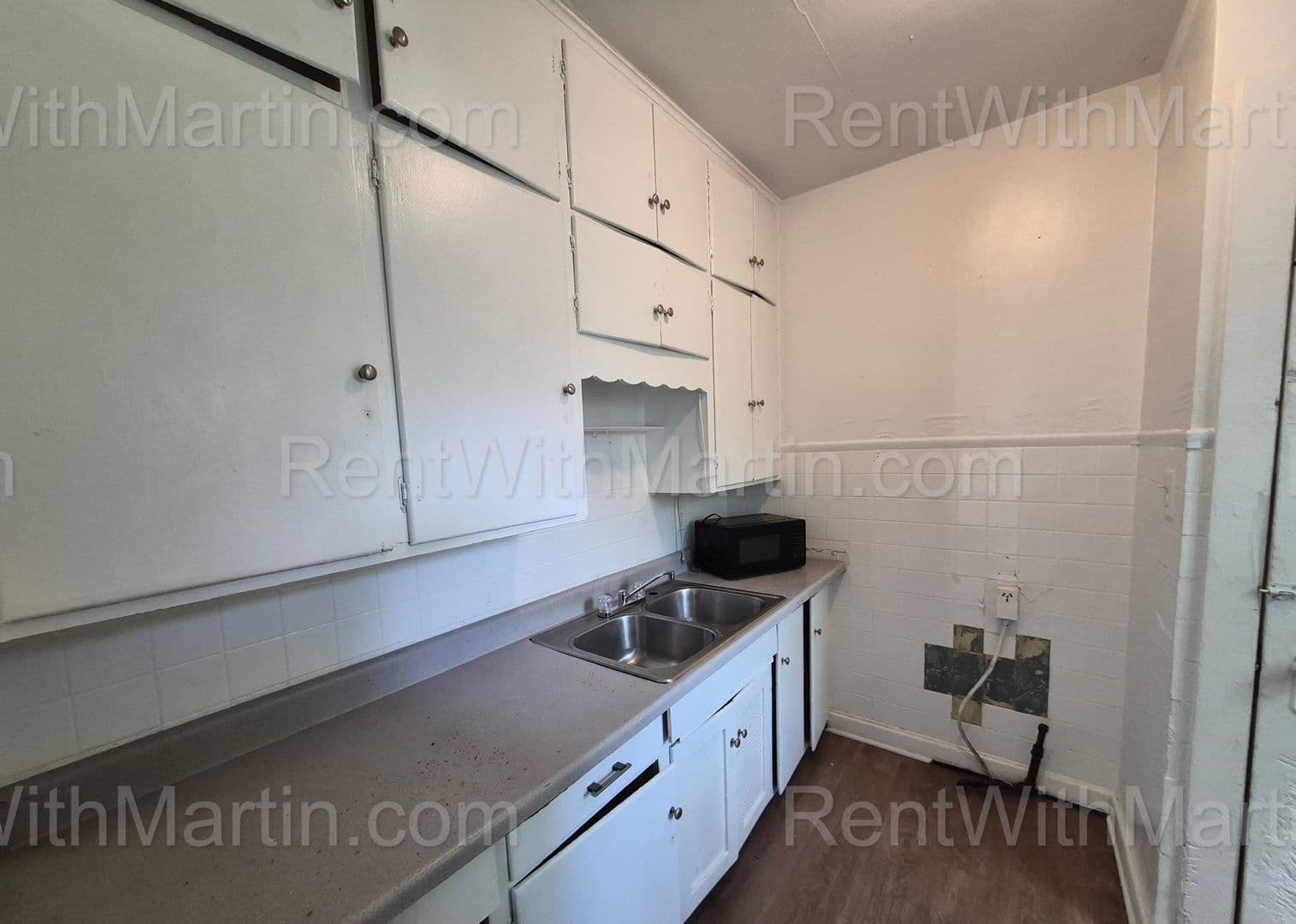 Waterloo House: 824 Logan Ave
