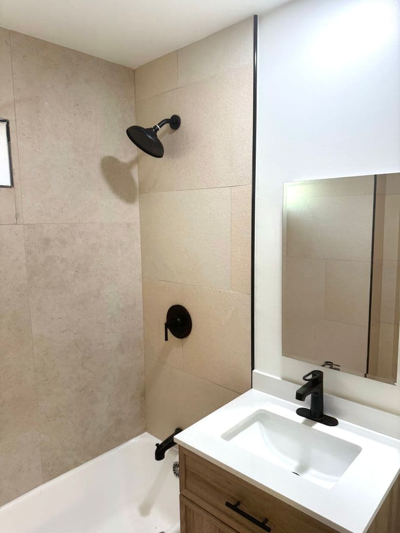 Venice Apartment: 633 Rose Ave