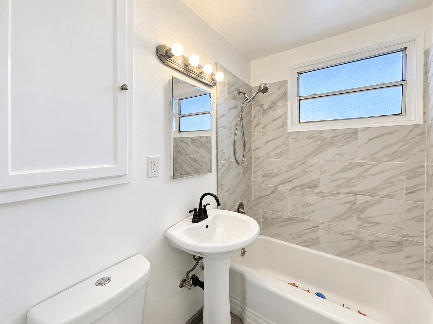 Burbank Apartment: 522 Rosemary Lane