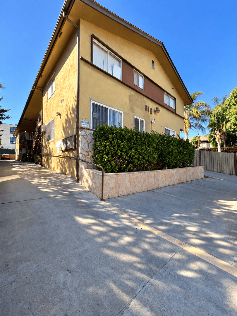 Los Angeles Apartment: 619 N Alexandria
