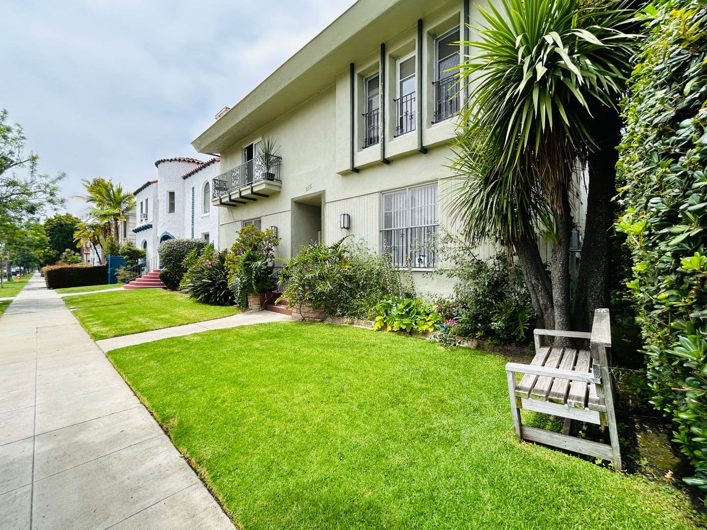 Beverly Hills Apartment: 215 S Elm Drive