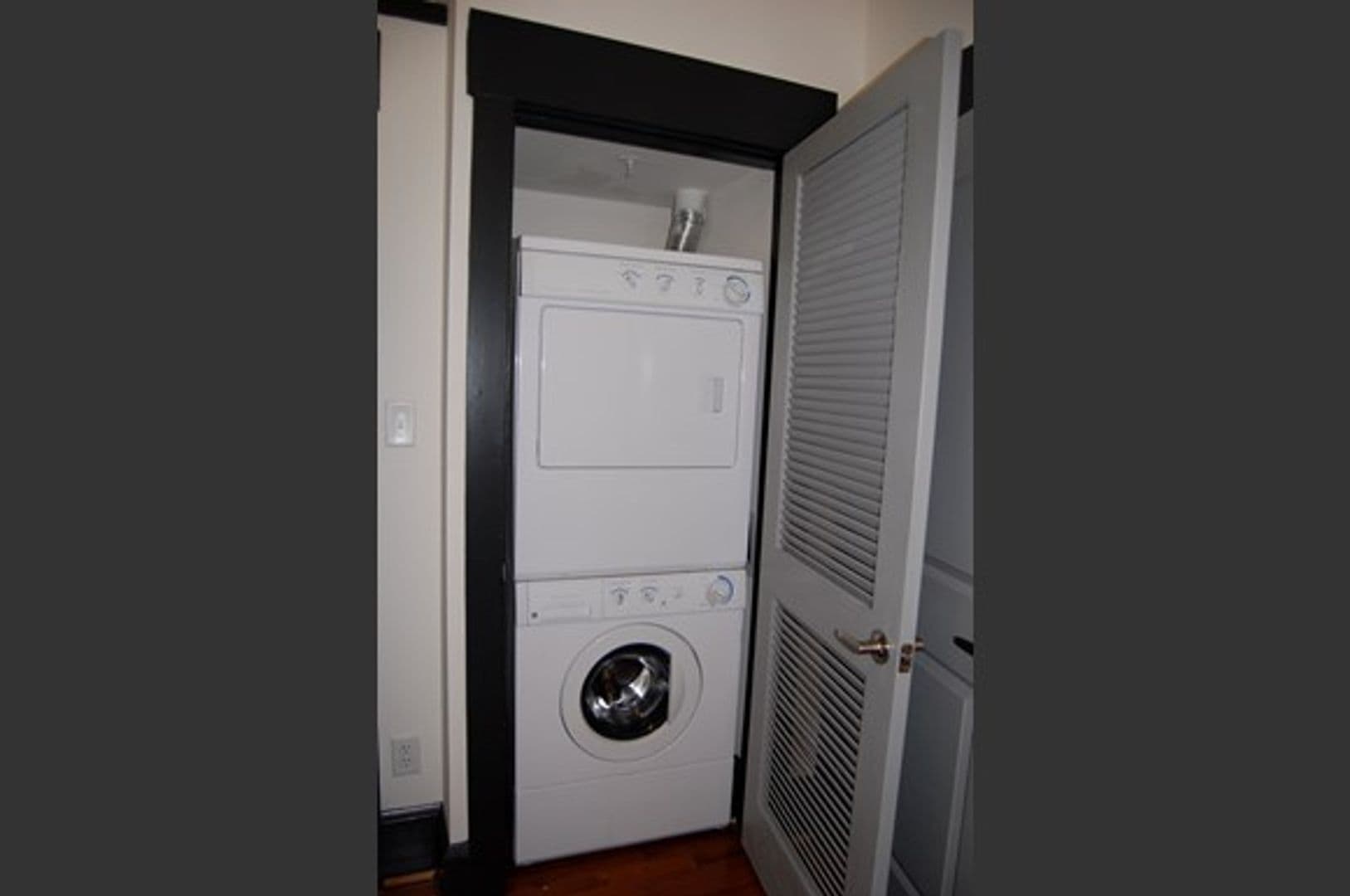 Petersburg Apartment: 230 N. Sycamore St