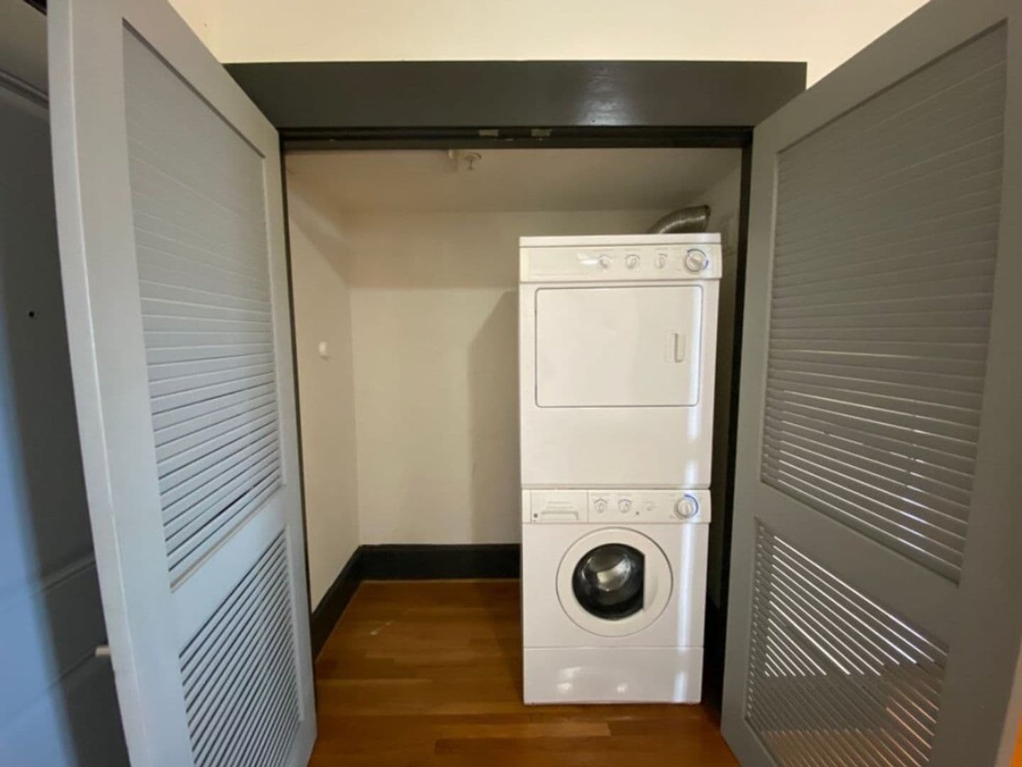 Petersburg Apartment: 230 N. Sycamore St