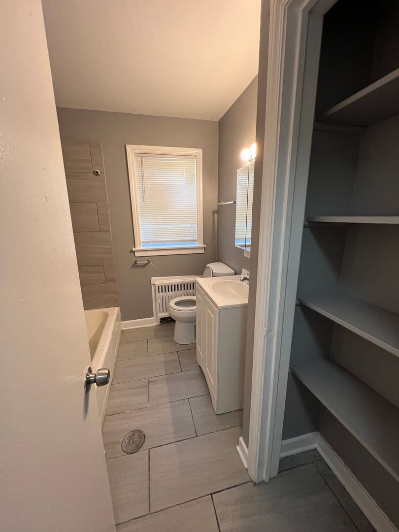 Chicago Apartment: 4208 S Michigan Ave