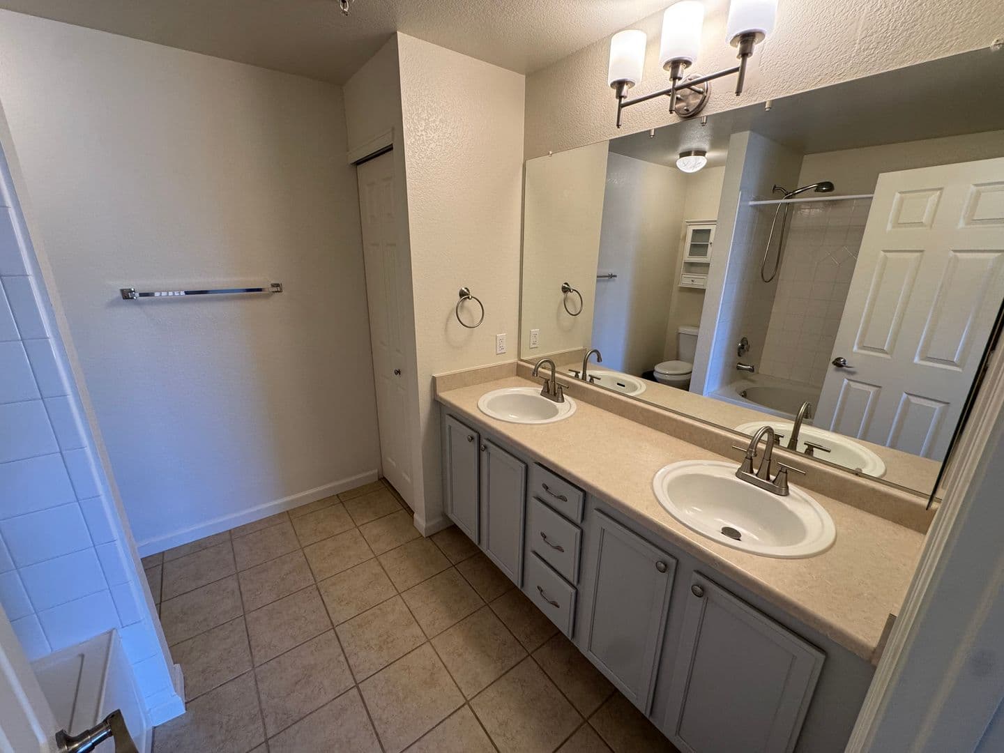 Englewood House: 7440 S Blackhawk St #12-304