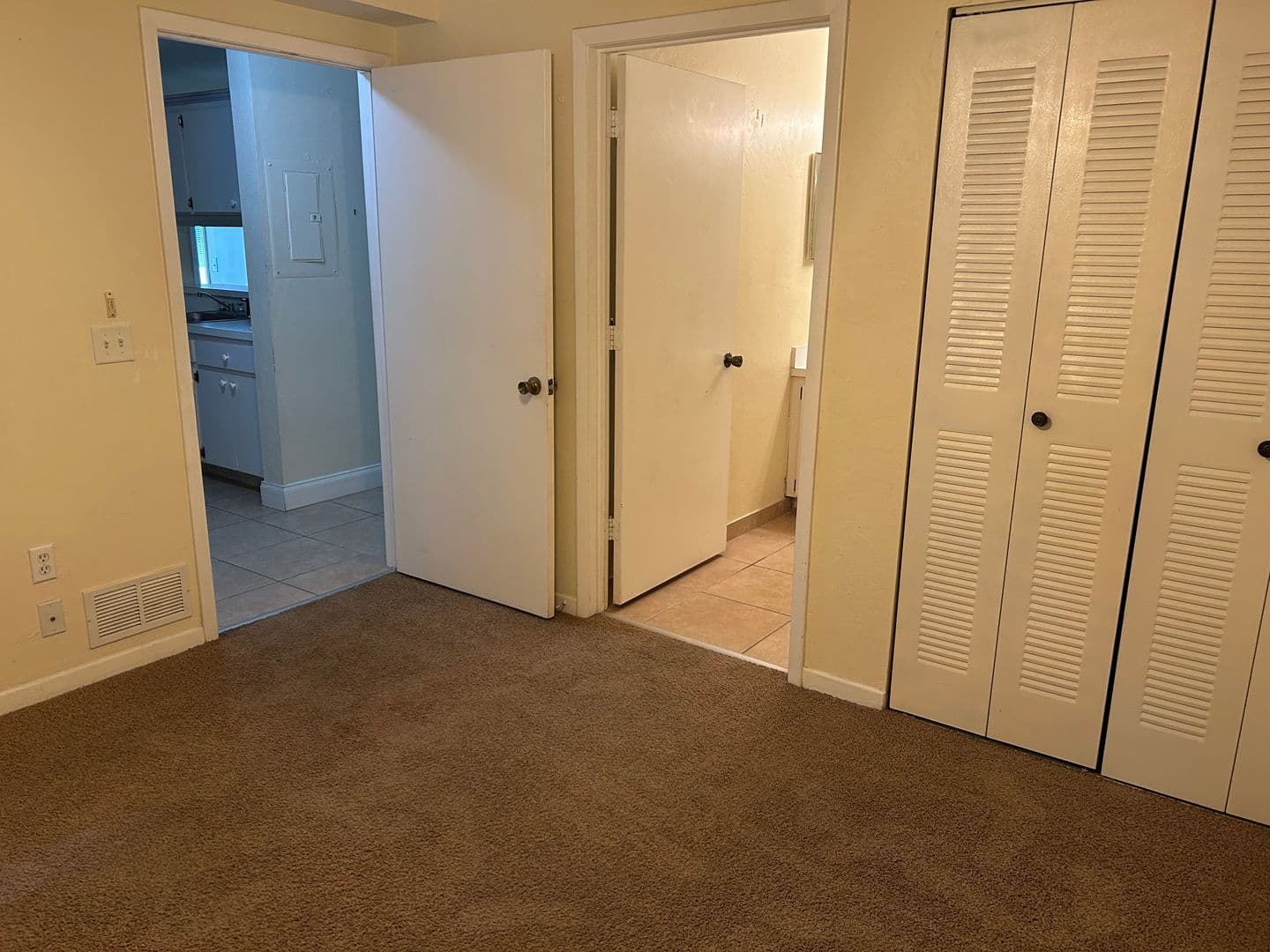 Gainesville House: 3800 SW 20th Ave. #501