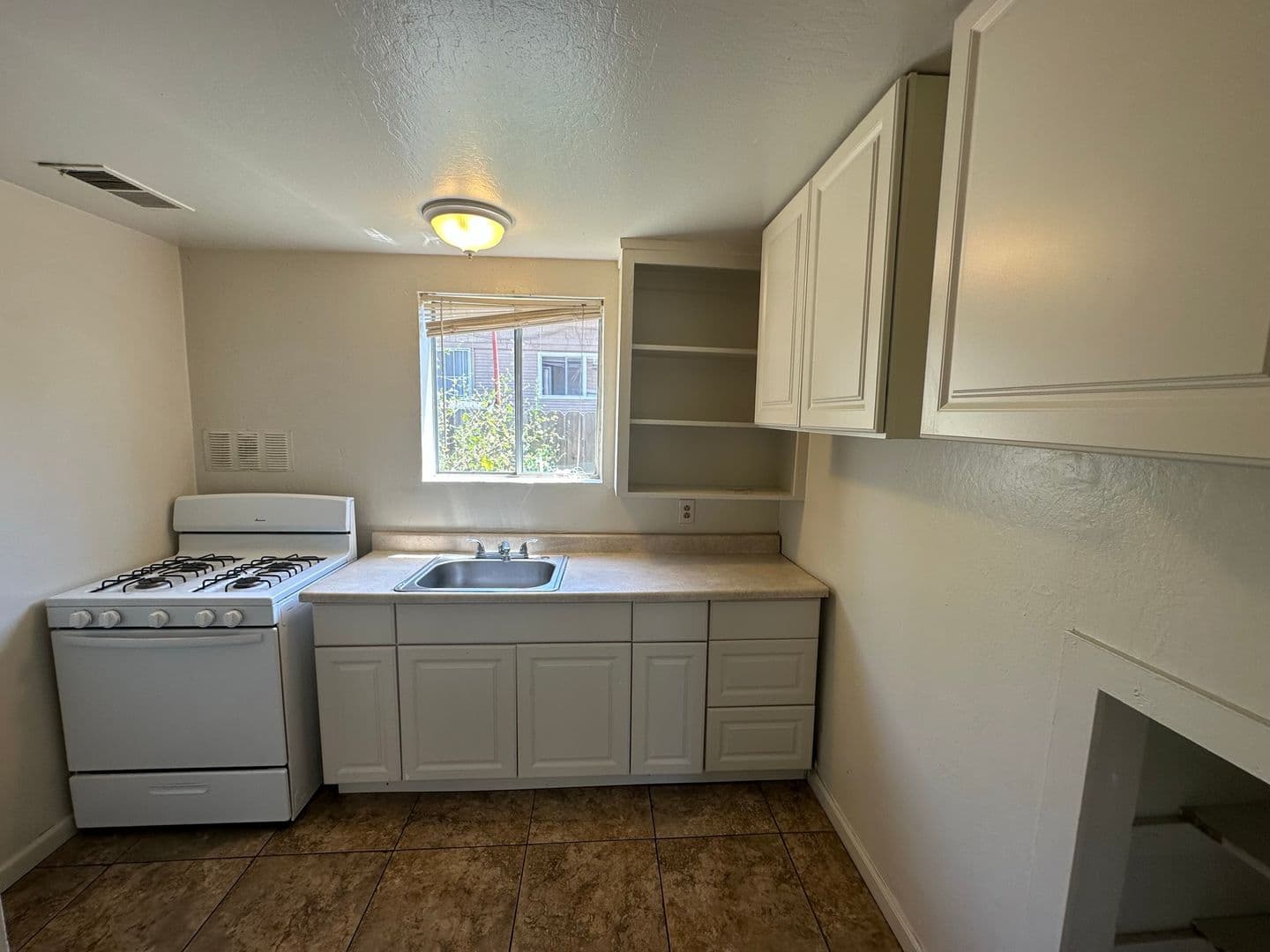 MODESTO House: 303 SPENCER AVE