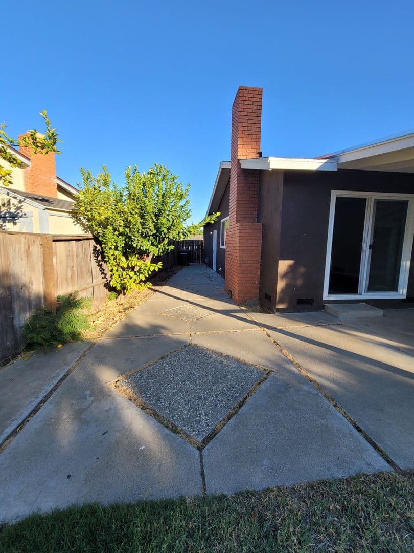 Modesto House: 1424 Kent Way