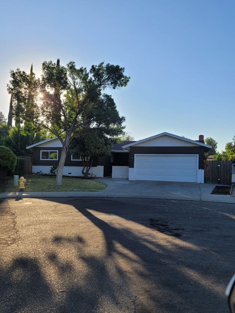 Modesto House: 1424 Kent Way
