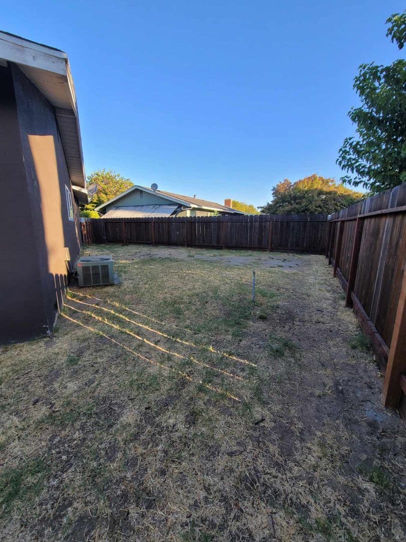 Modesto House: 1424 Kent Way