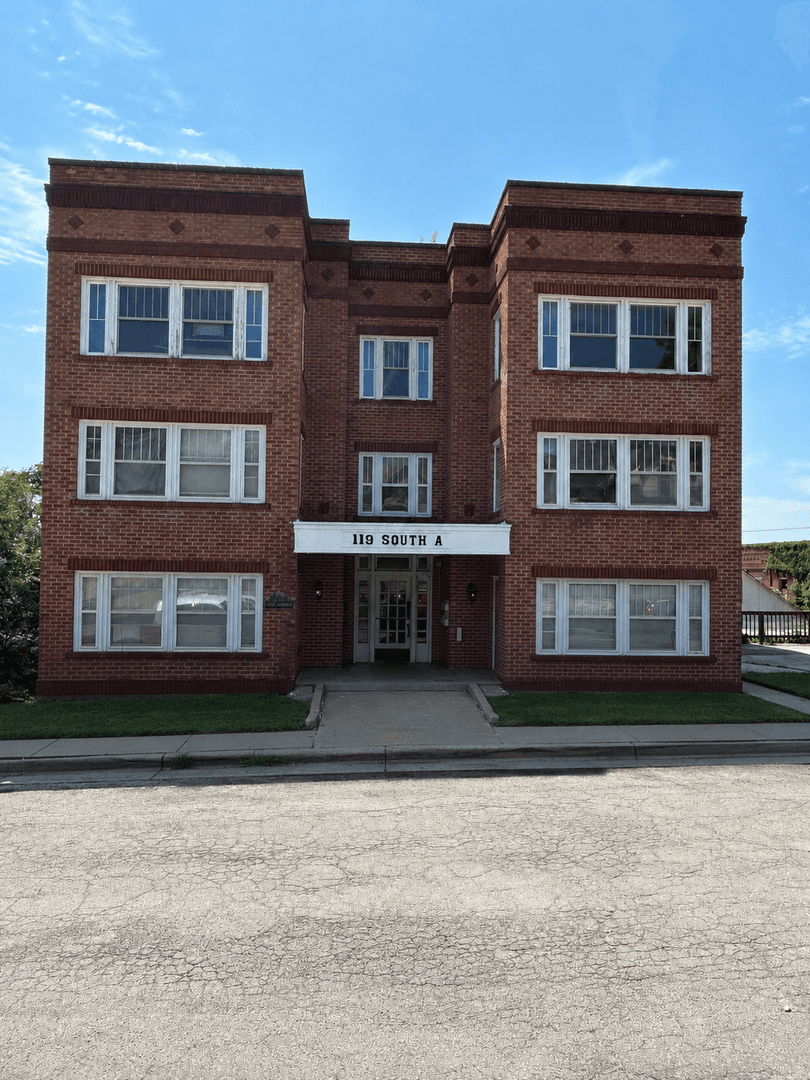 Herington House: 119 S A Apt 4