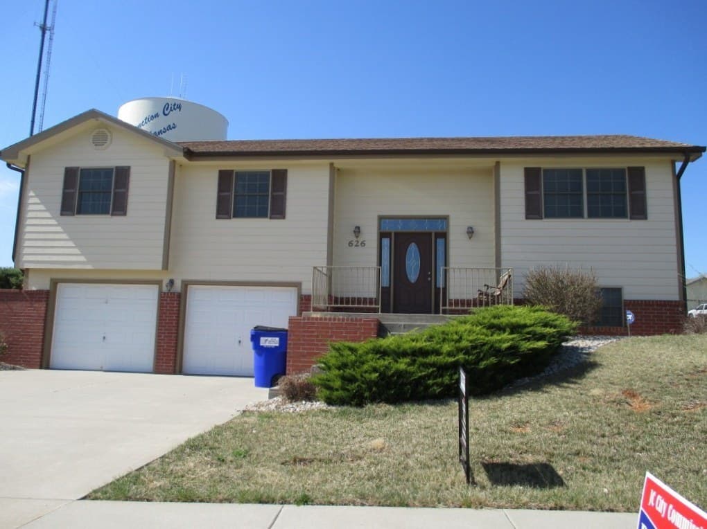 Junction City House: 626 Tallgrass Dr
