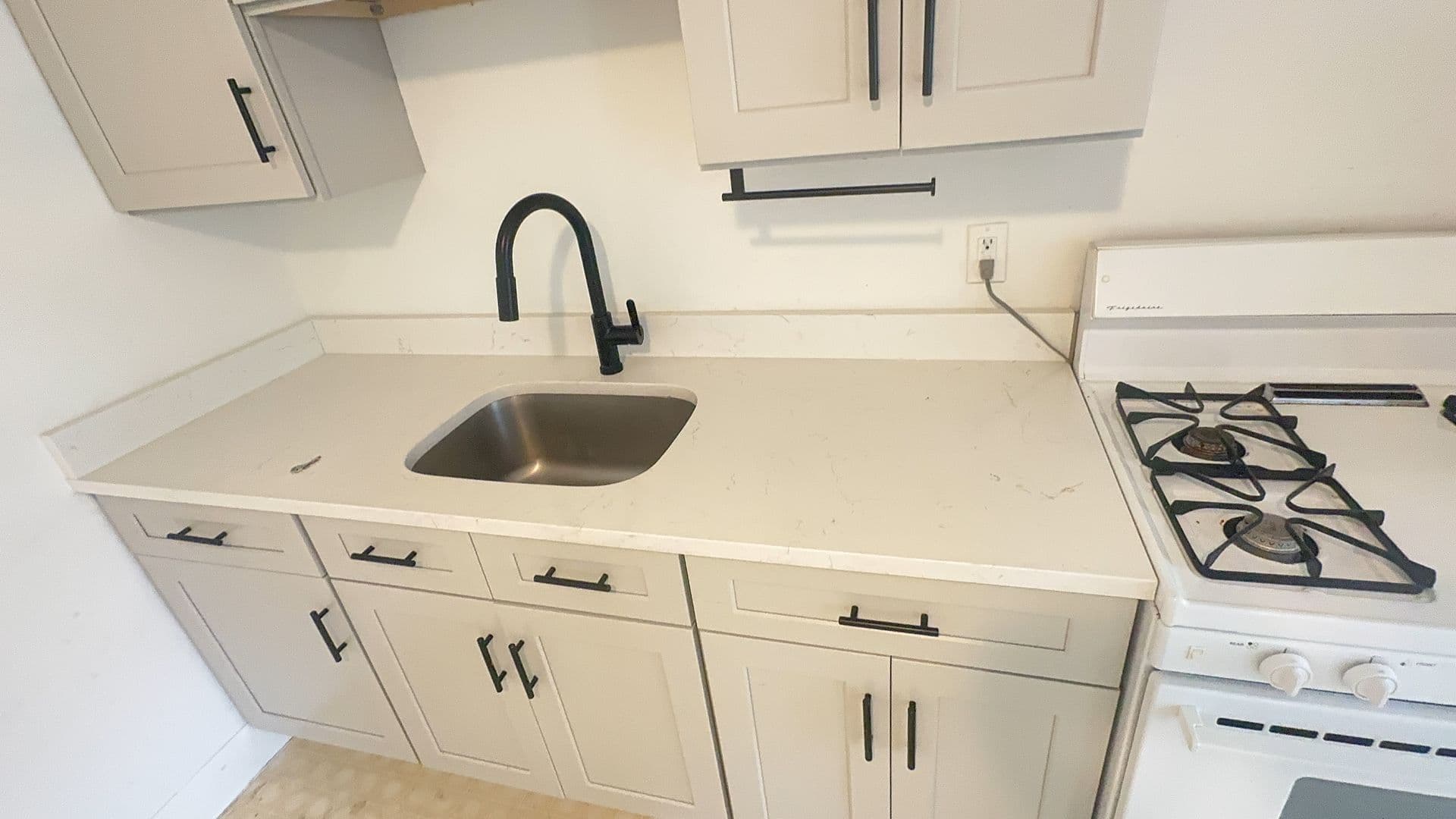Amesbury Apartment: 50 Market st