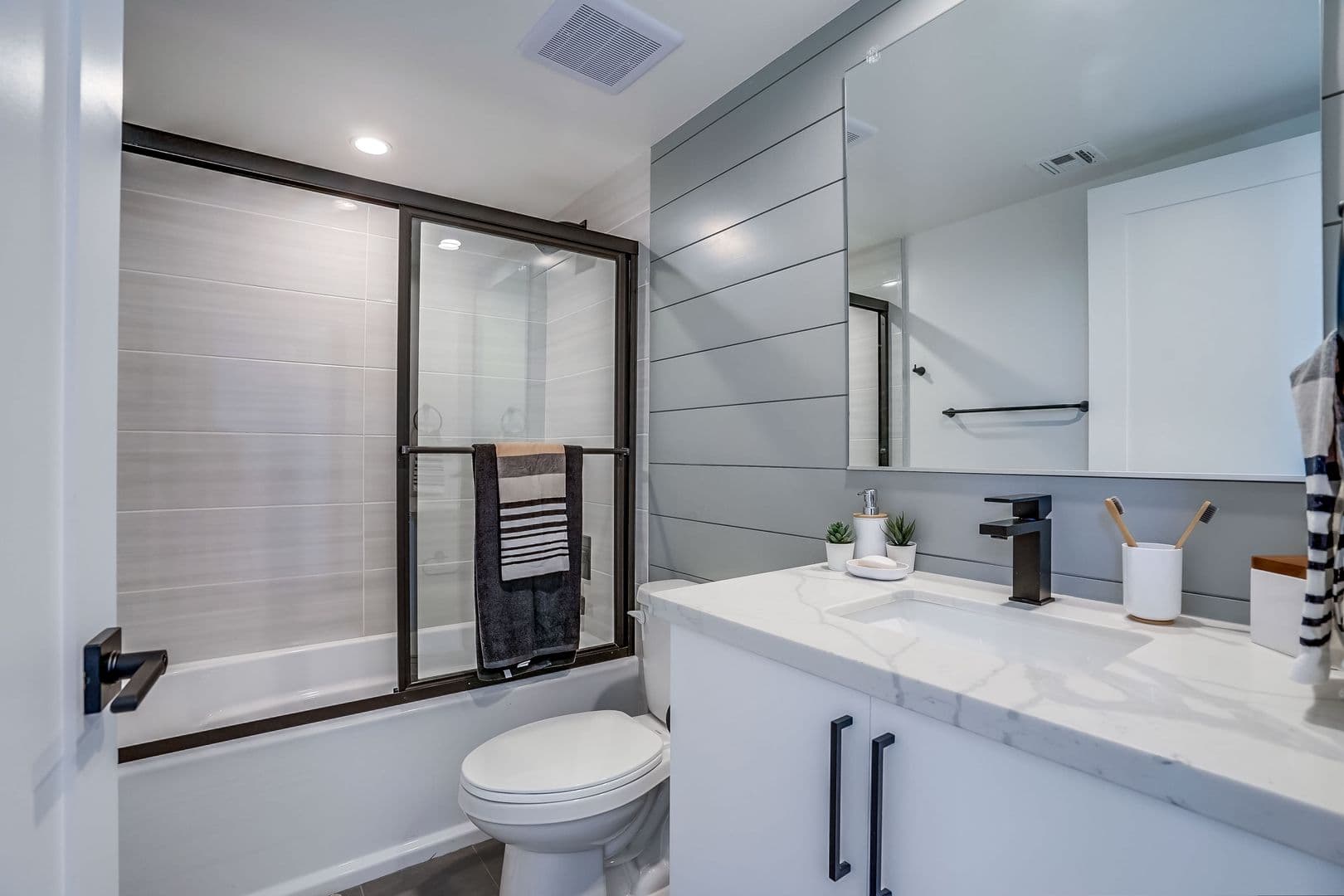 Culver City Apartment: 4822 3/4 S. Slauson Ave.