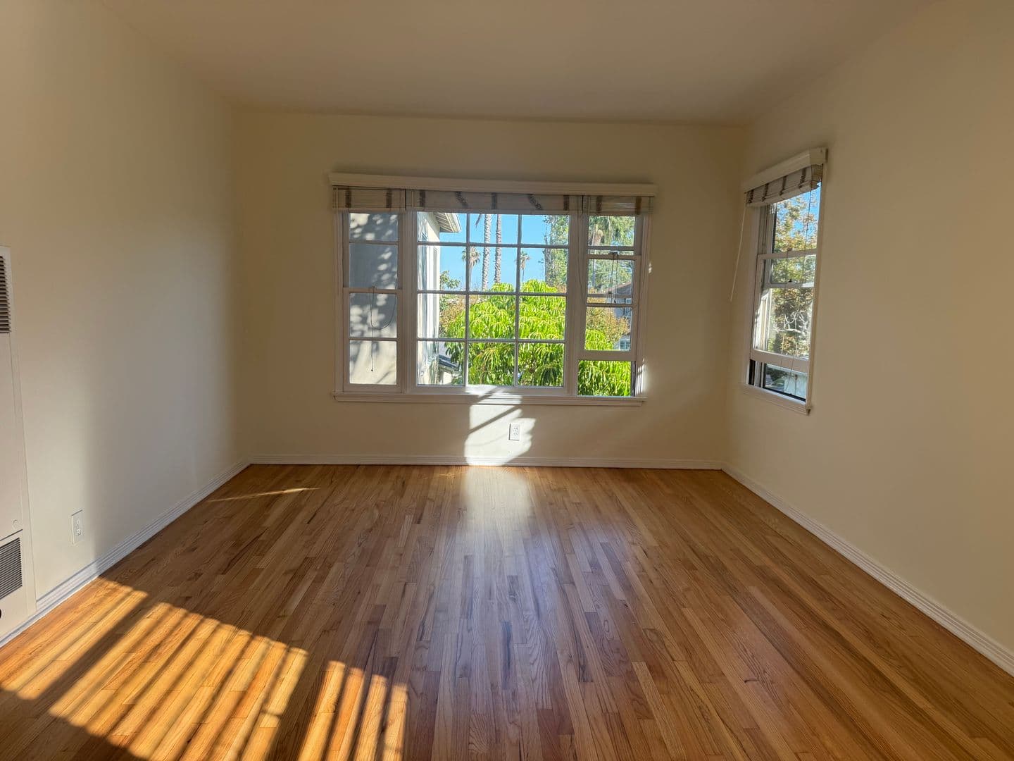 Los Angeles Apartment: 7113-7117 1/2 Kittyhawk Ave