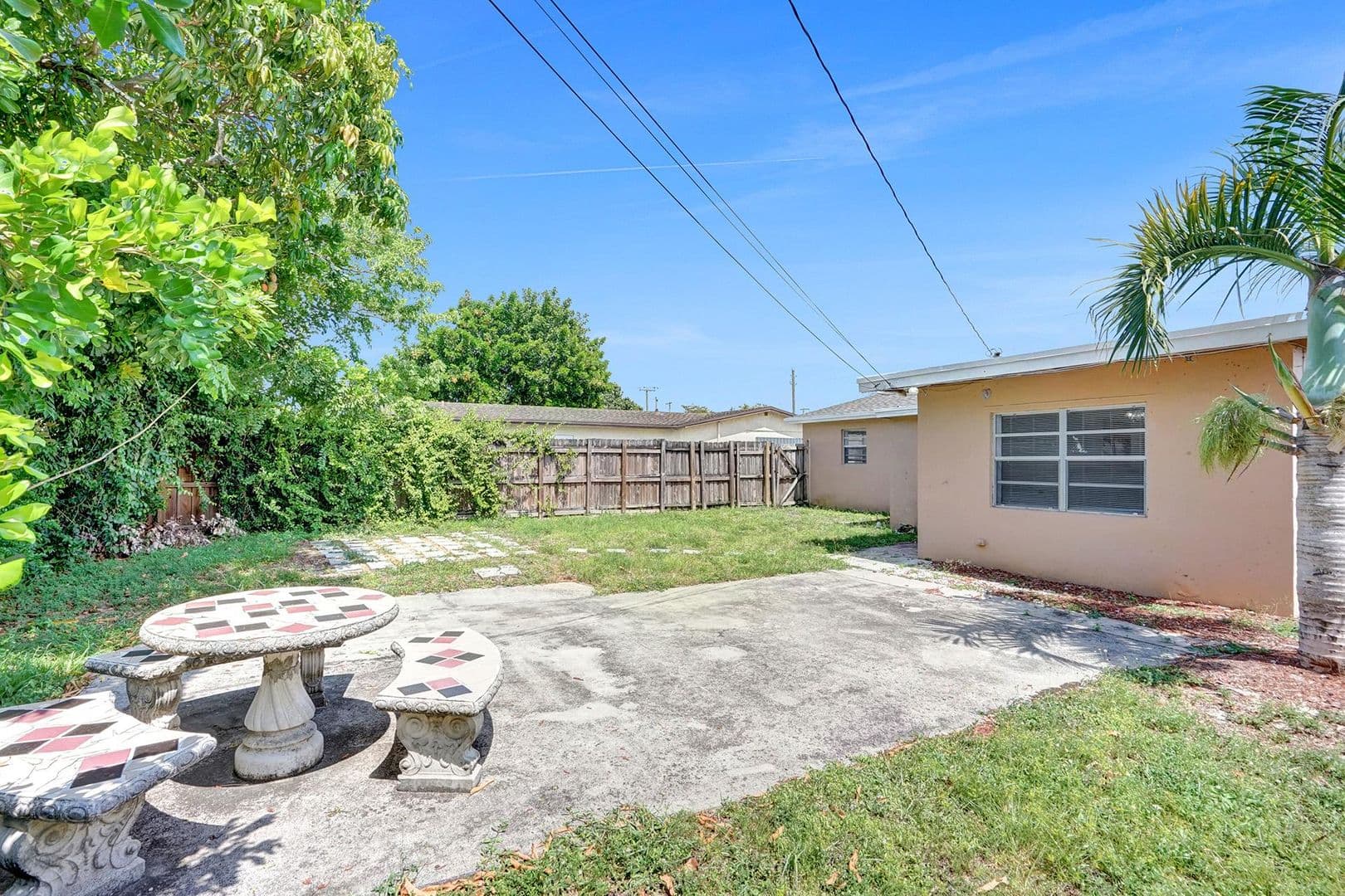 Hollywood House: 7741 NW 33  Street