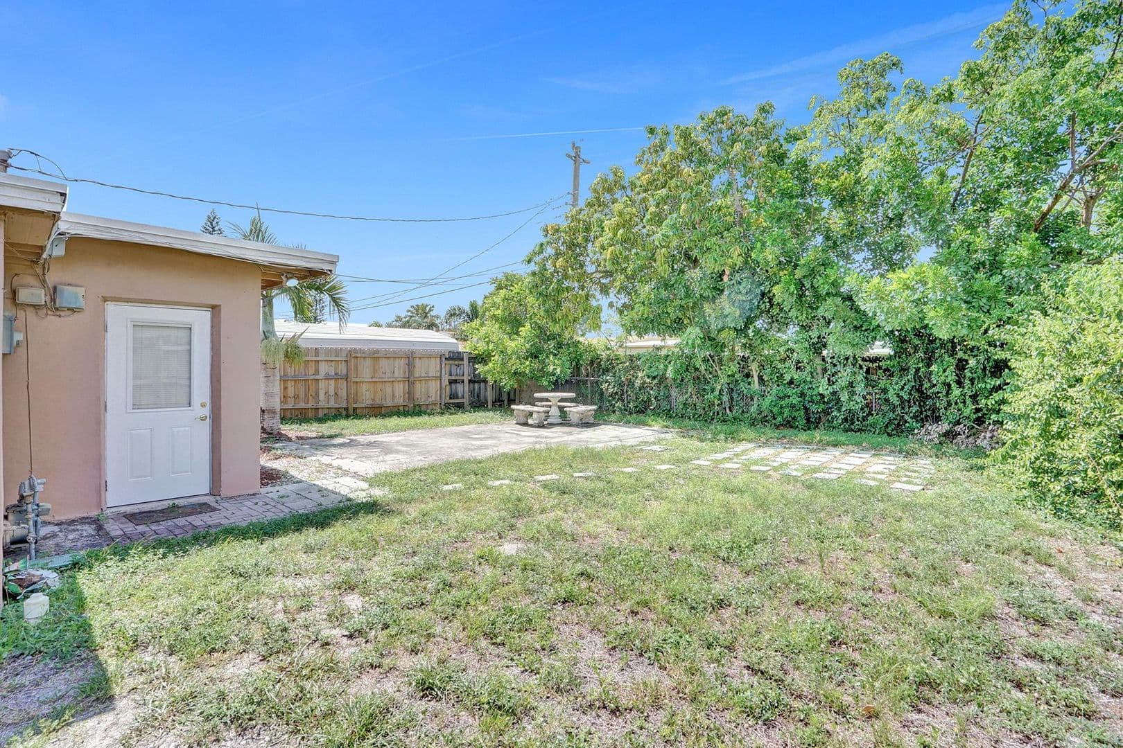 Hollywood House: 7741 NW 33  Street