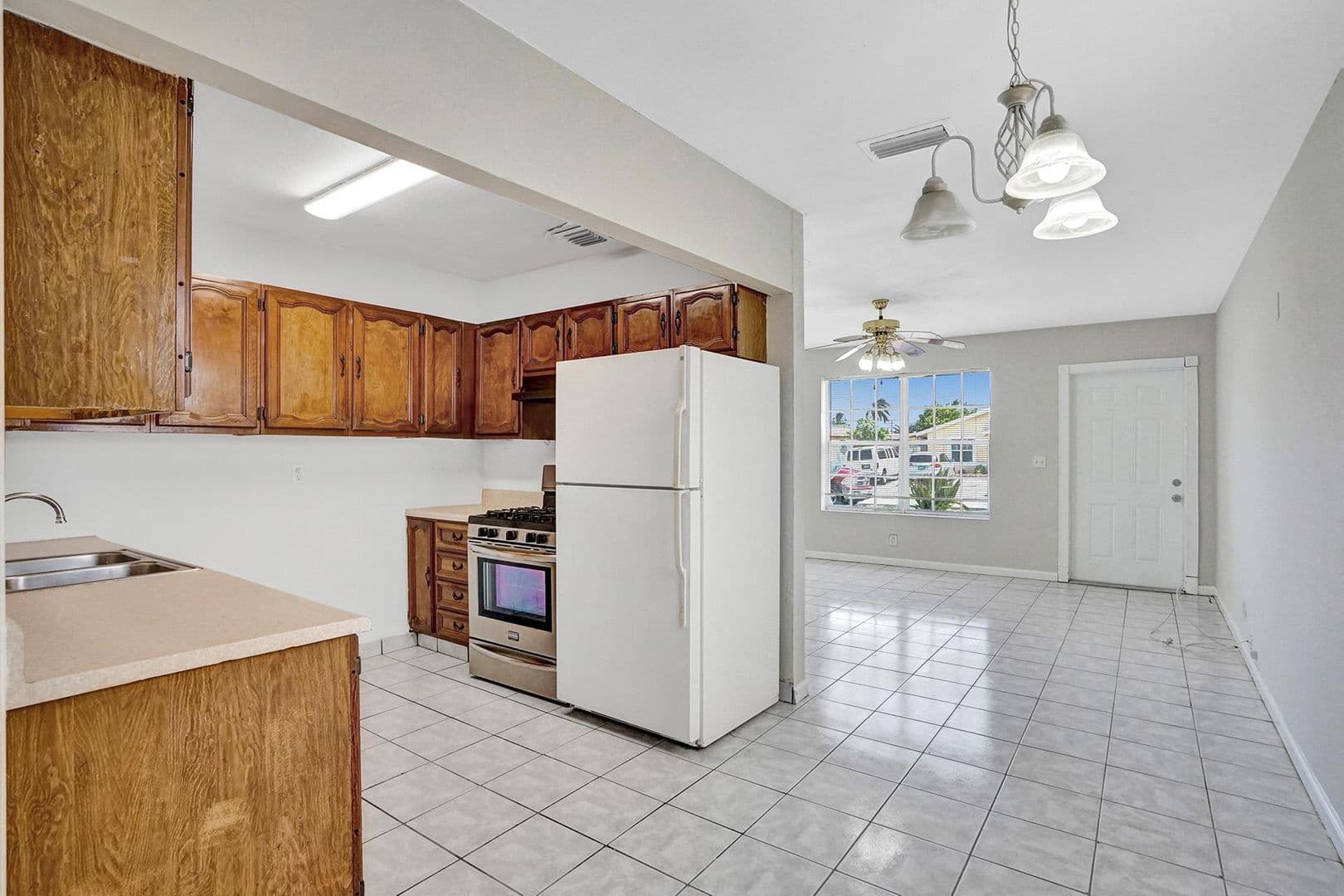 Hollywood House: 7741 NW 33  Street