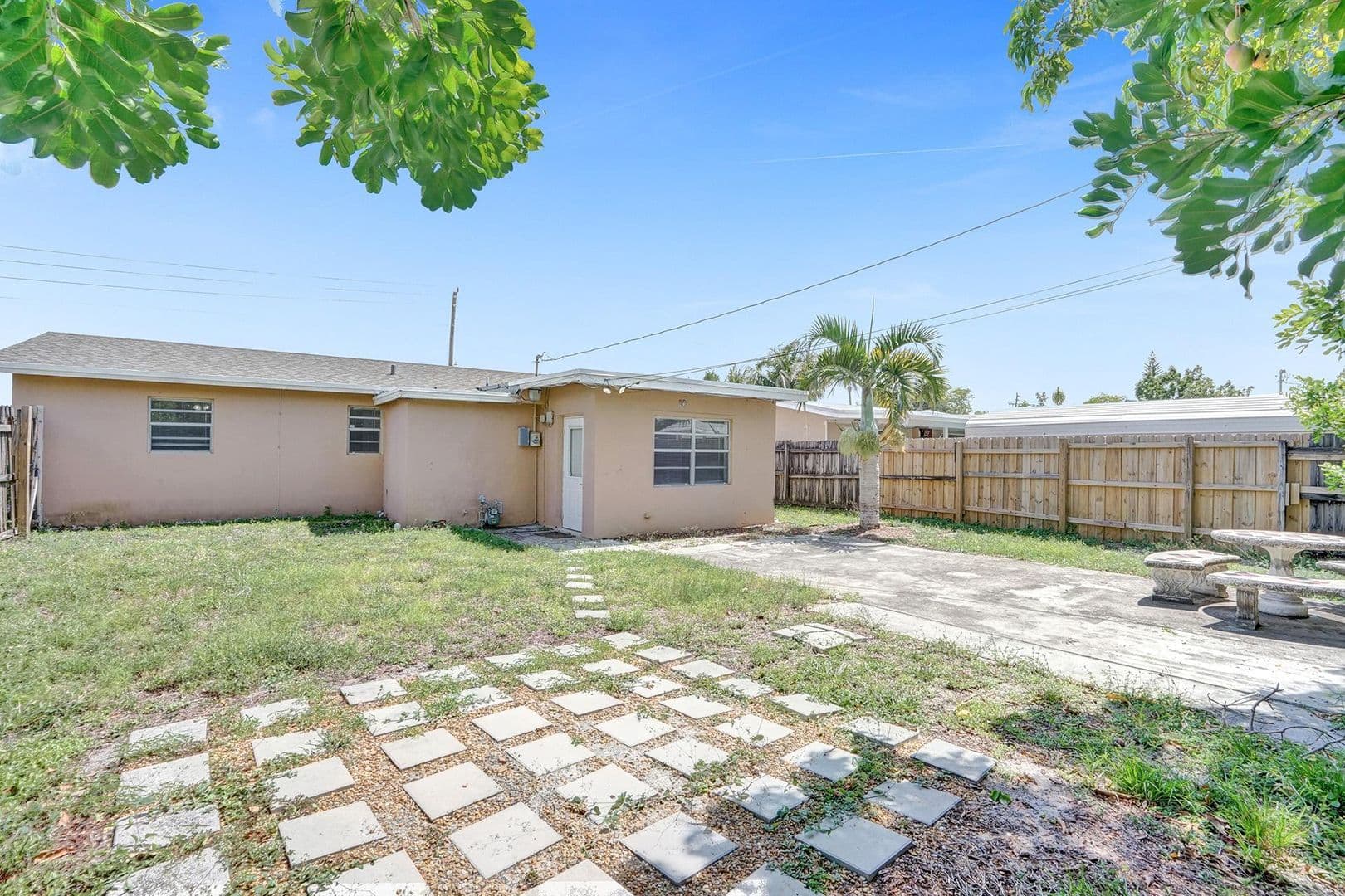 Hollywood House: 7741 NW 33  Street