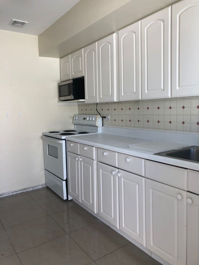 FORT LAUDERDALE Apartment: 3209 NE 28 ST