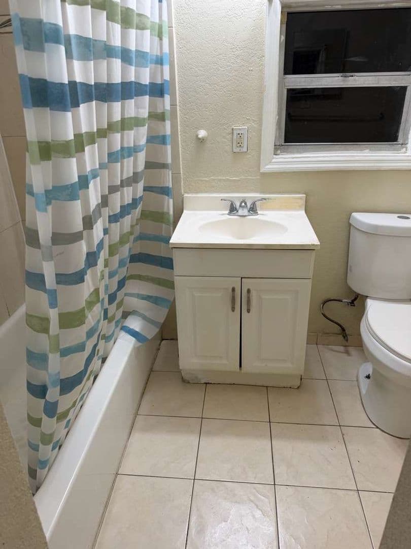 FORT LAUDERDALE House: 1736 LAUDERDALE MANOR DR