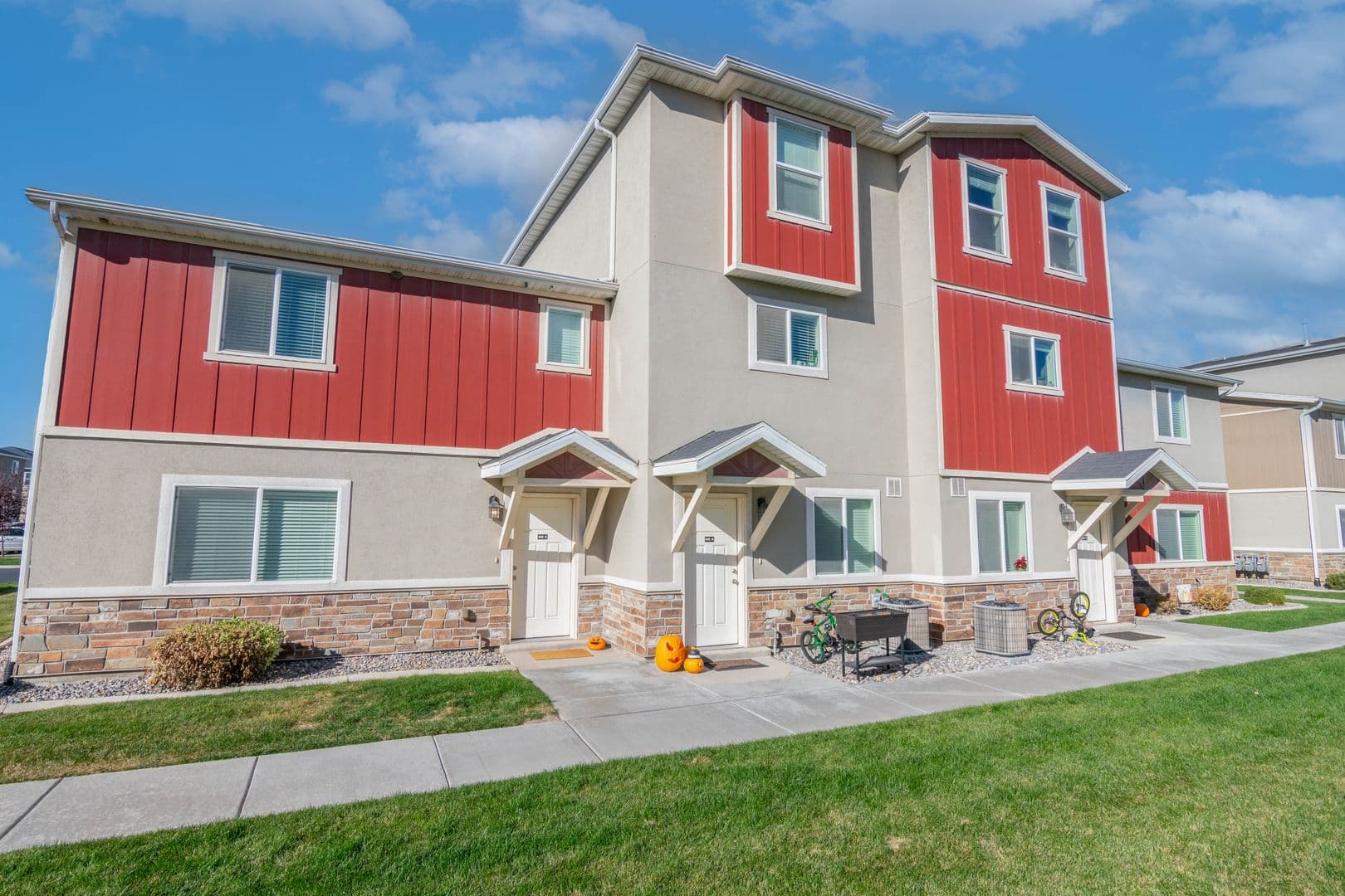 Vineyard Apartment: 190 E 630 N