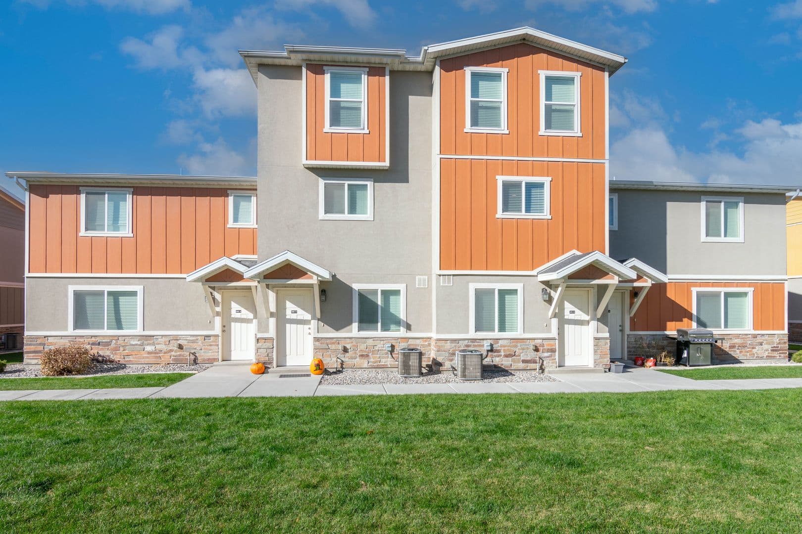 Vineyard Apartment: 190 E 630 N