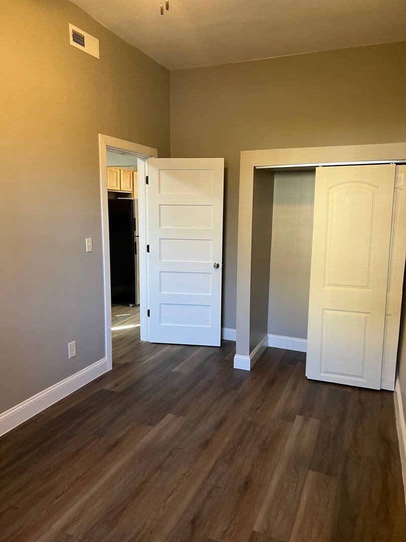 DAVENPORT Apartment: 1421 N MAIN ST