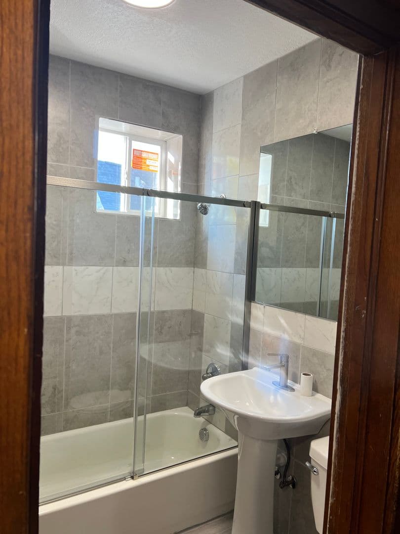 DAVENPORT Apartment: 1421 N MAIN ST