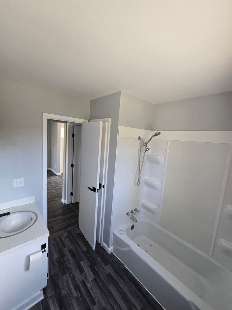 Saginaw Apartment: 1260 Chaffee Ct