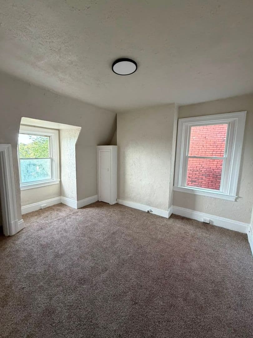 Pittsburgh House: 215 Moore Ave