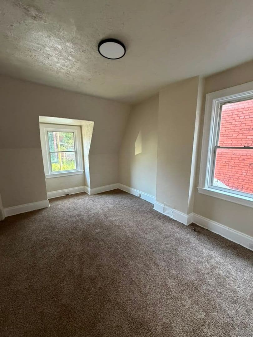 Pittsburgh House: 215 Moore Ave