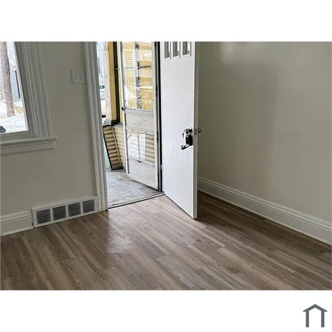 Glassport Apartment: 532 - 532 1/2 Vermont Ave