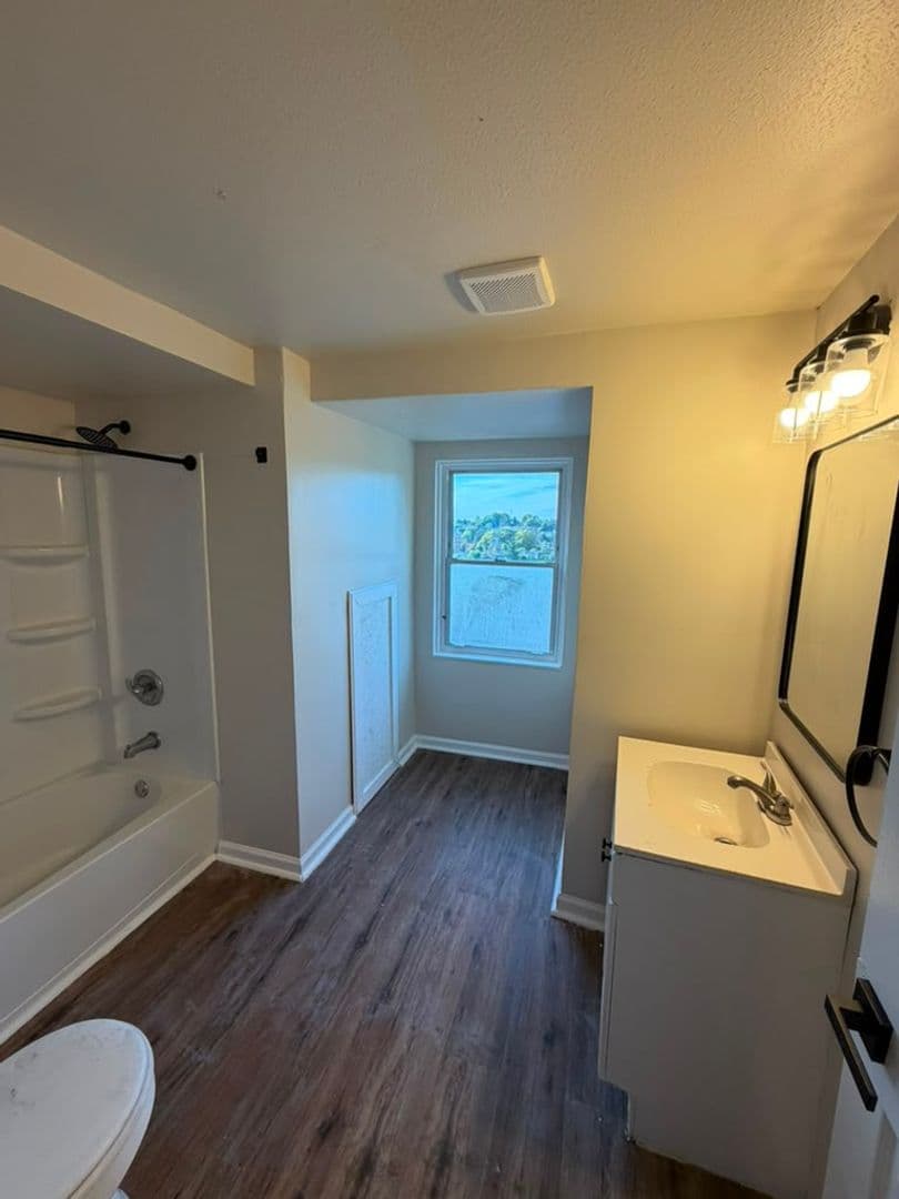 Pittsburgh House: 215 Moore Ave