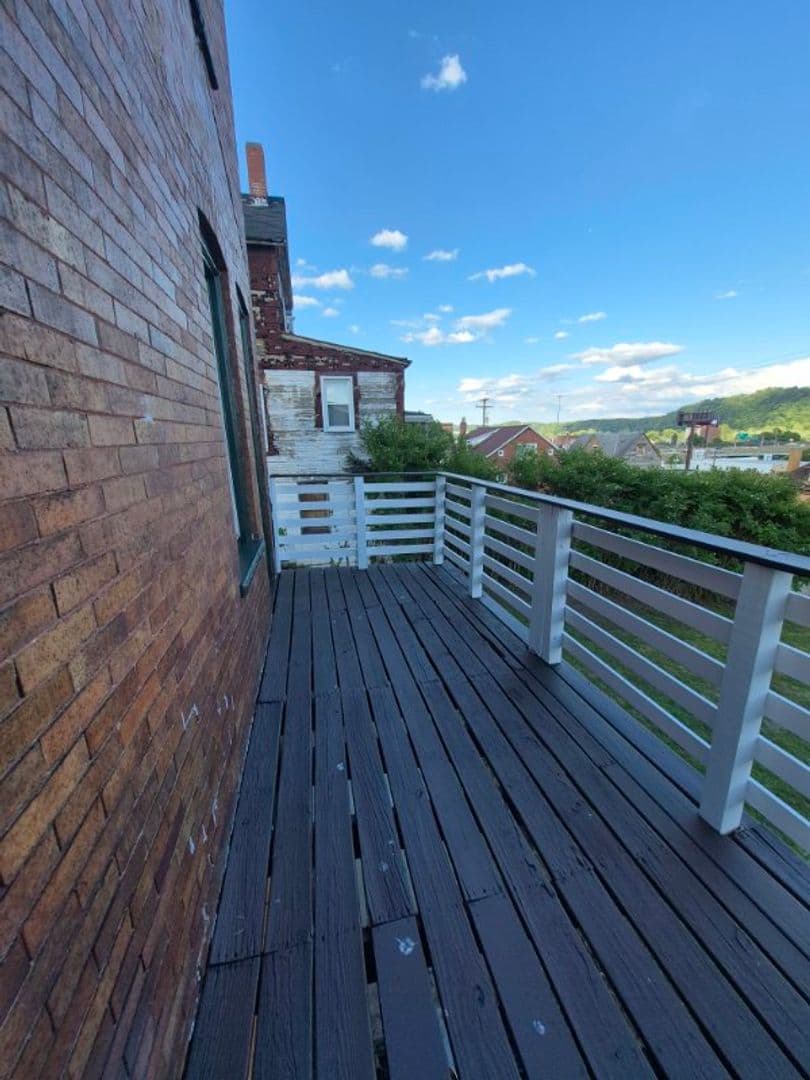 Tarentum House: 115 W 8th Avenue