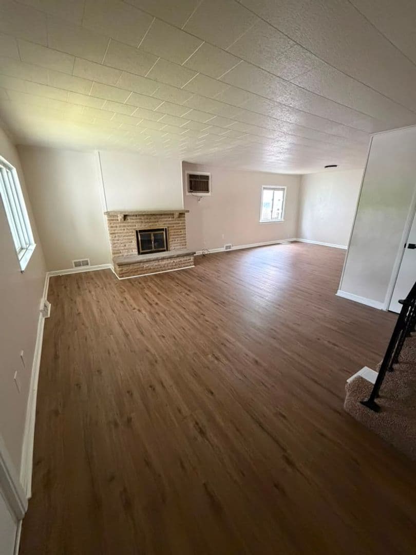 Glassport House: 210 N Monongahela Ave