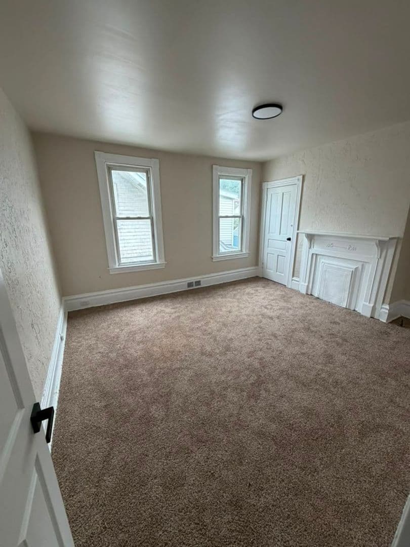 Glassport House: 210 N Monongahela Ave