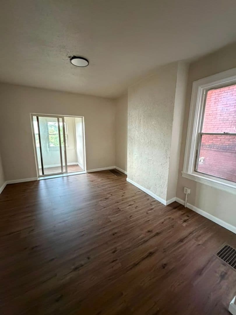 Pittsburgh House: 215 Moore Ave