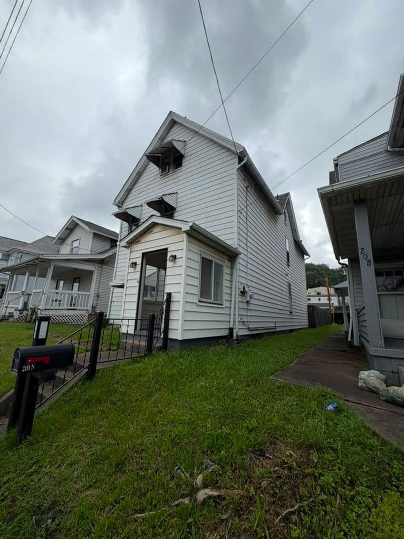 Glassport House: 210 N Monongahela Ave