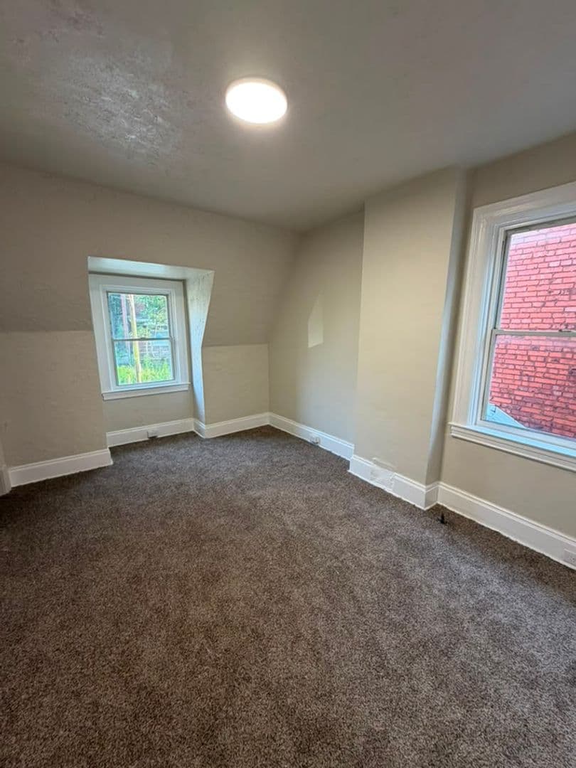 Pittsburgh House: 215 Moore Ave