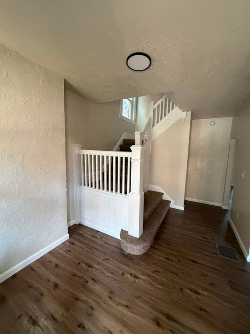 Pittsburgh House: 215 Moore Ave
