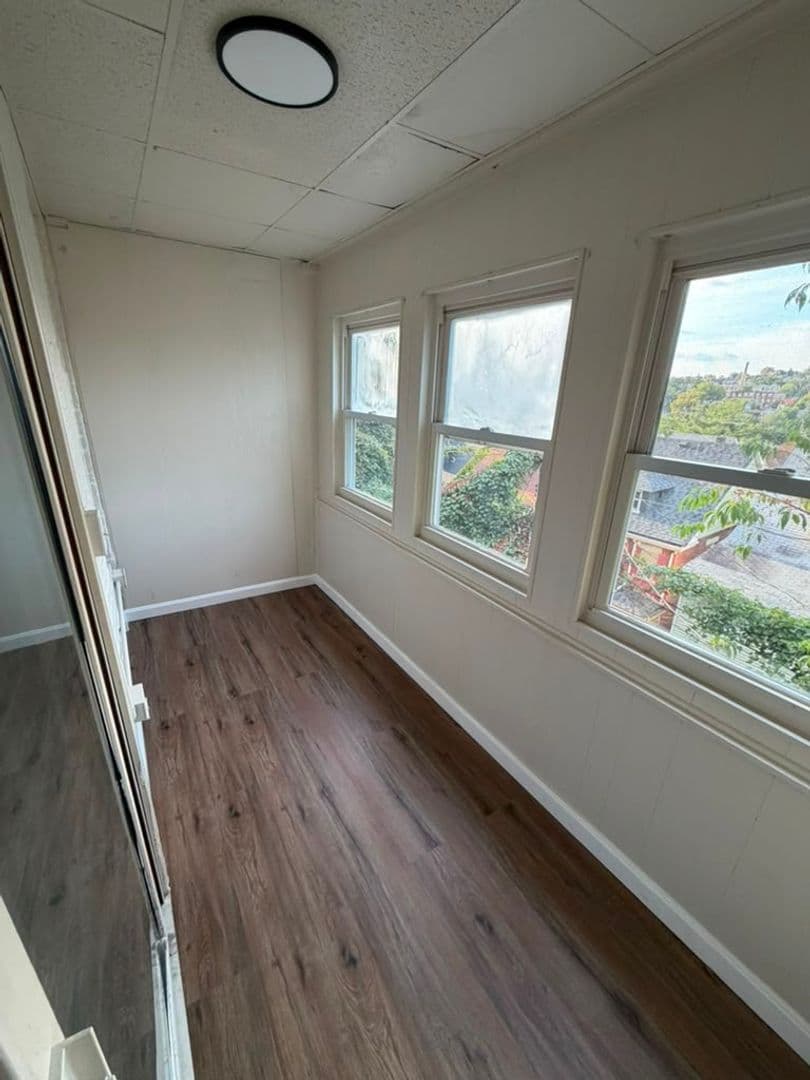 Pittsburgh House: 215 Moore Ave