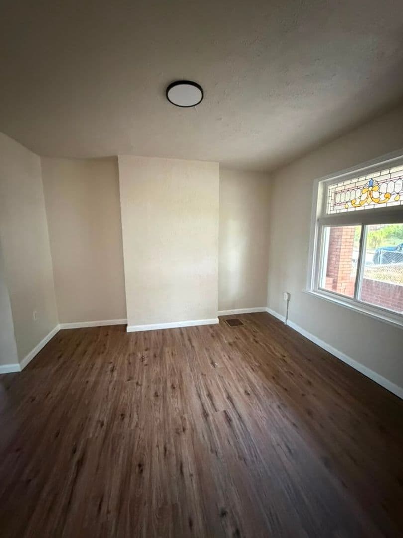 Pittsburgh House: 215 Moore Ave