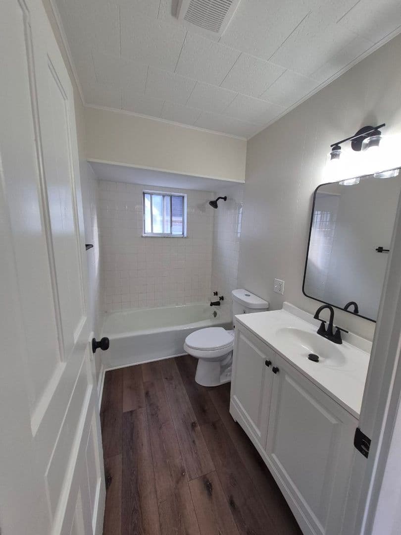 Tarentum House: 115 W 8th Avenue