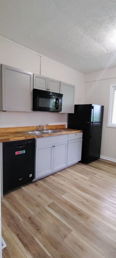 Pittsburgh House: 305 Moore Avenue