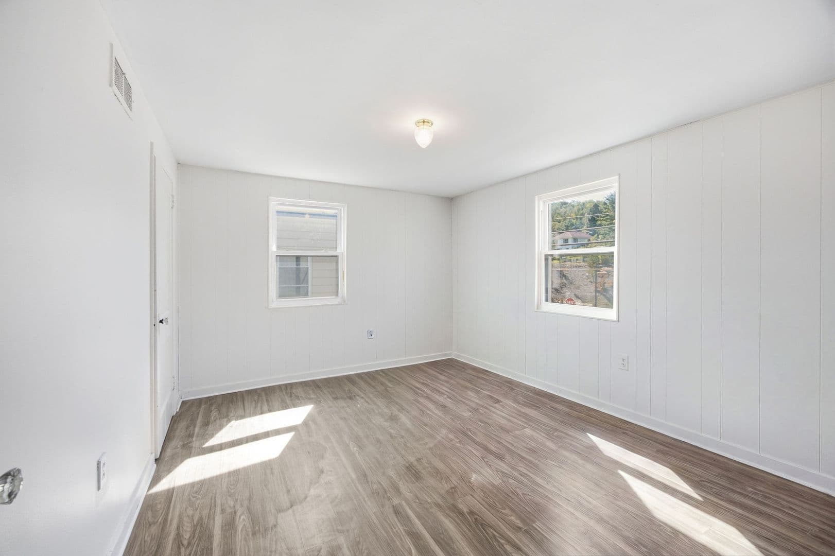 South Park Township Apartment: 6535-6537 Library Road