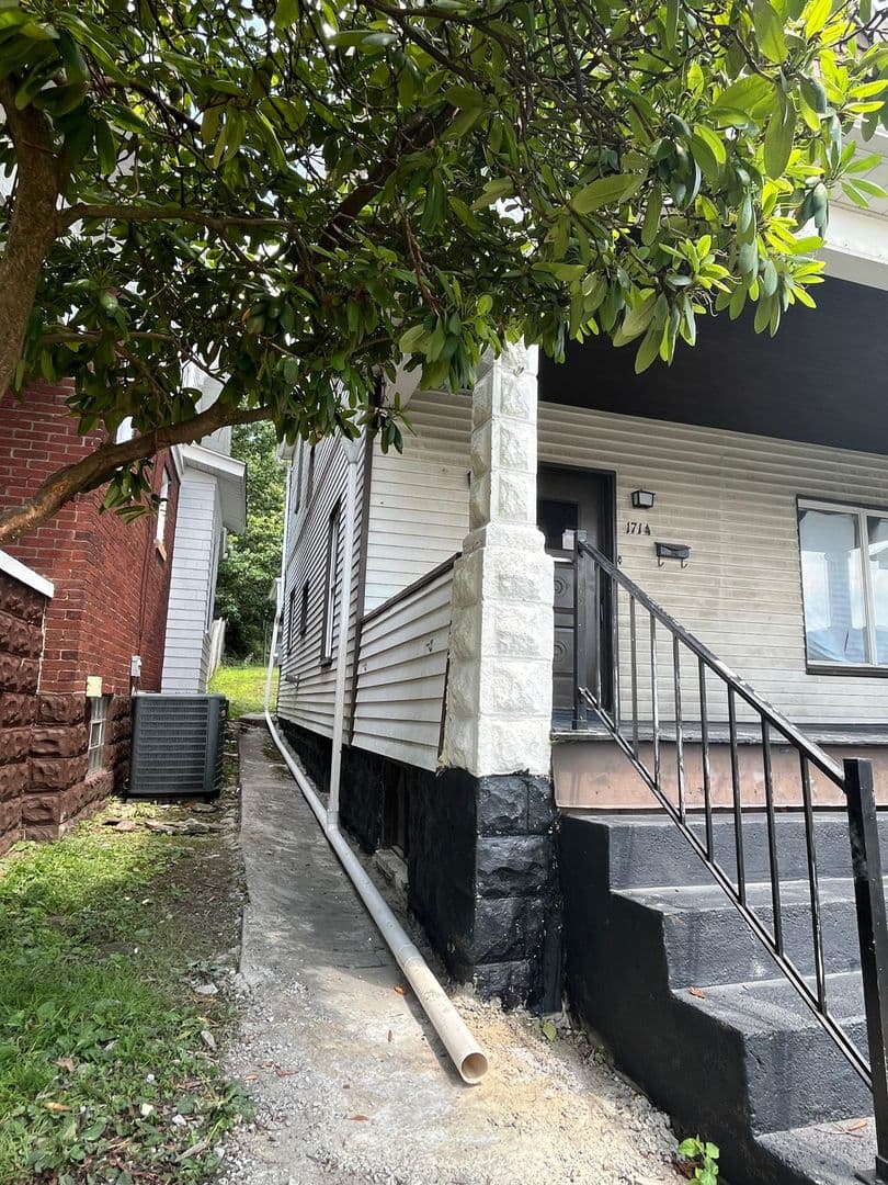 Arnold House: 1714 Victoria Avenue