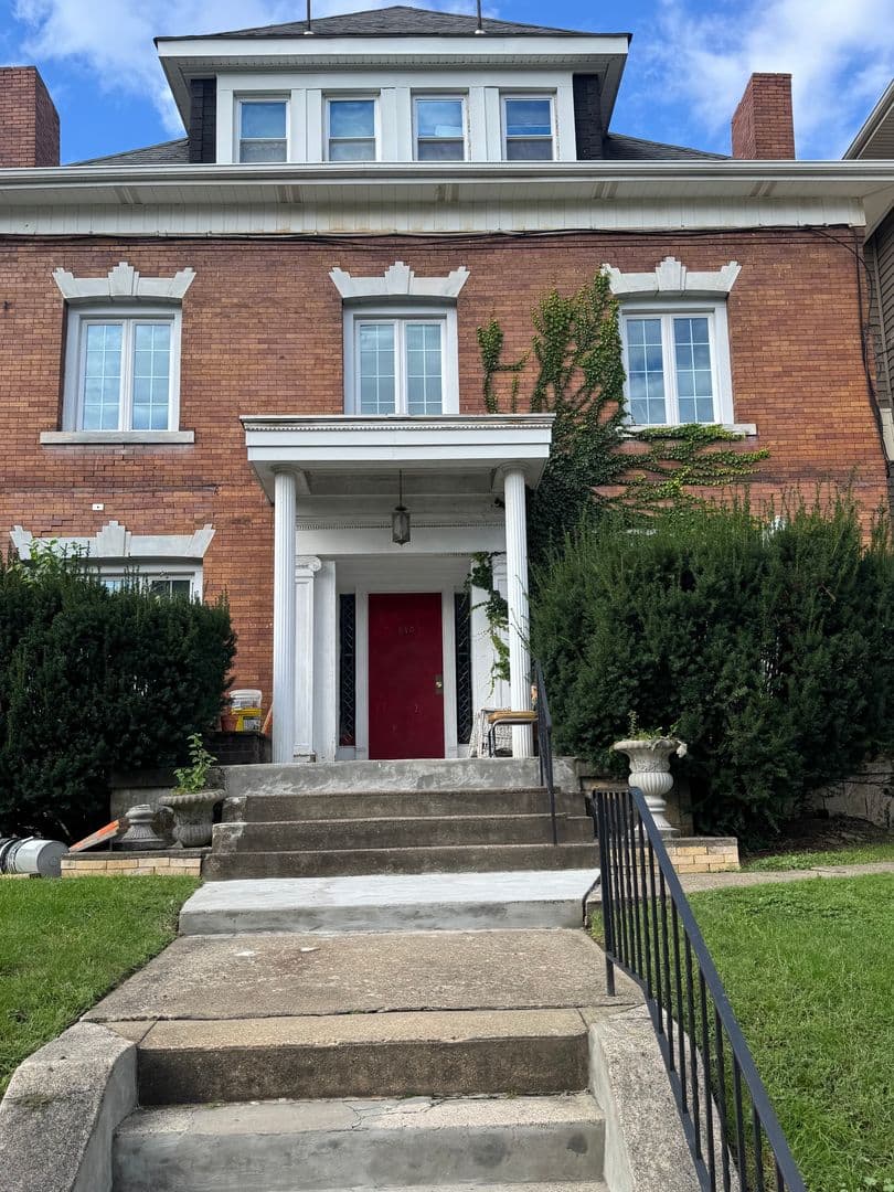 Pittsburgh Apartment: 640 College St.