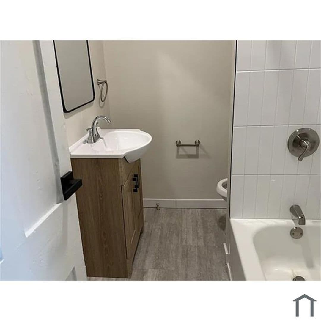 Glassport Apartment: 532 - 532 1/2 Vermont Ave